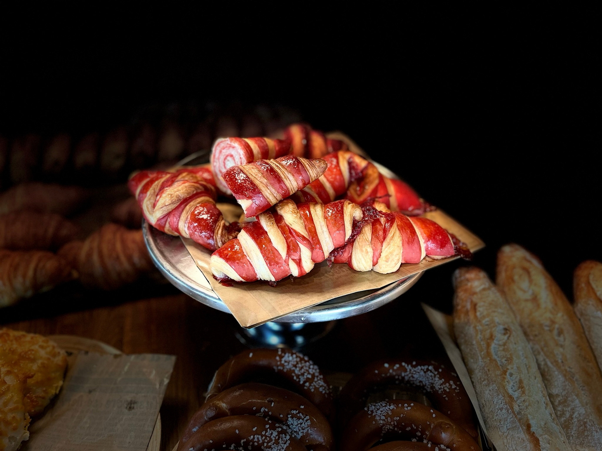 Veganske bringebær-croissanter i disken hos Håndverksbakeriet i Vestby